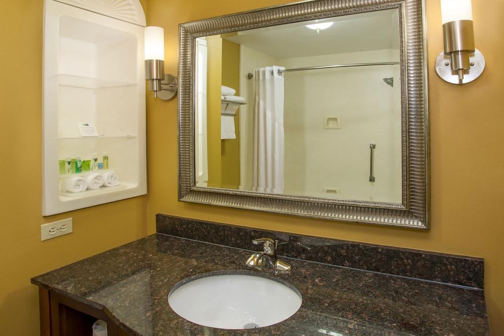 Holiday Inn Express Hotel & Suites Richmond By Ihg Bagian luar foto