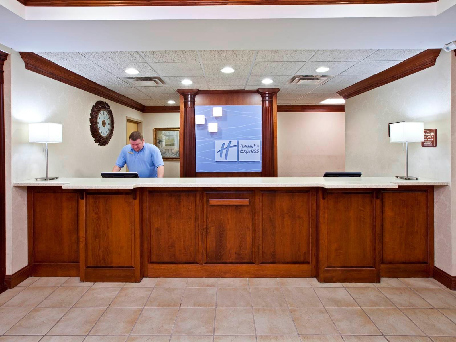 Holiday Inn Express Hotel & Suites Richmond By Ihg Bagian luar foto