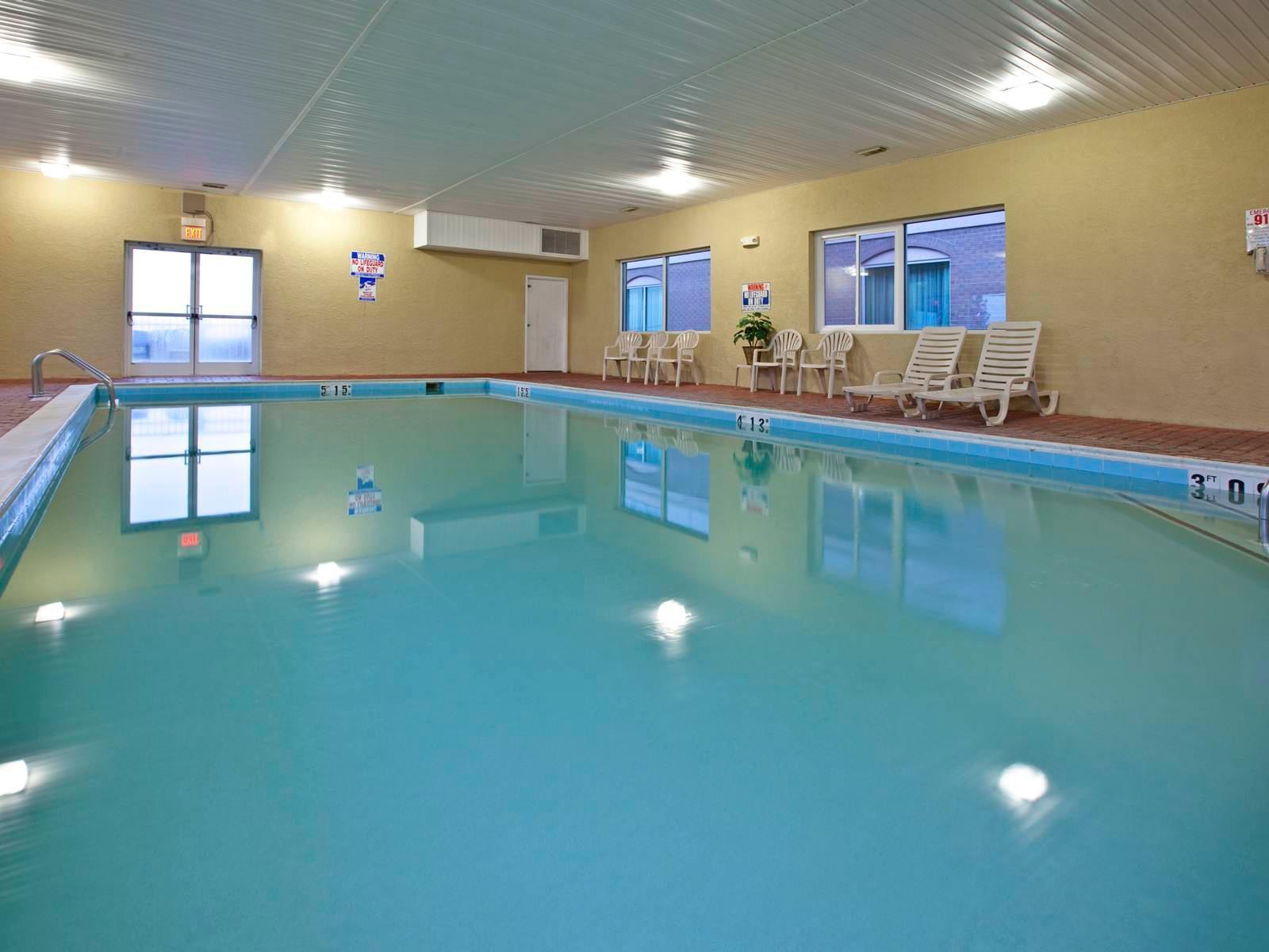 Holiday Inn Express Hotel & Suites Richmond By Ihg Bagian luar foto