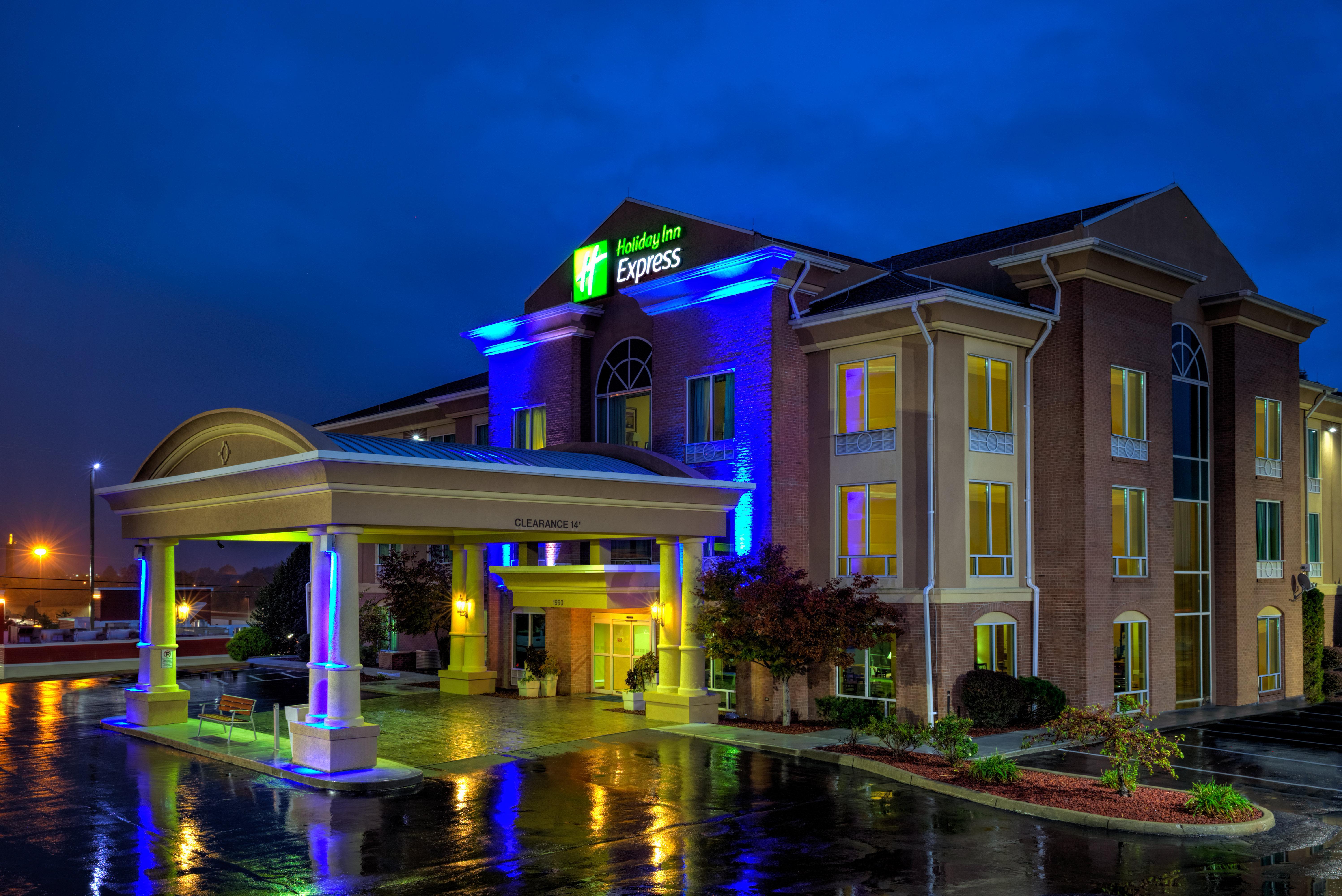 Holiday Inn Express Hotel & Suites Richmond By Ihg Bagian luar foto