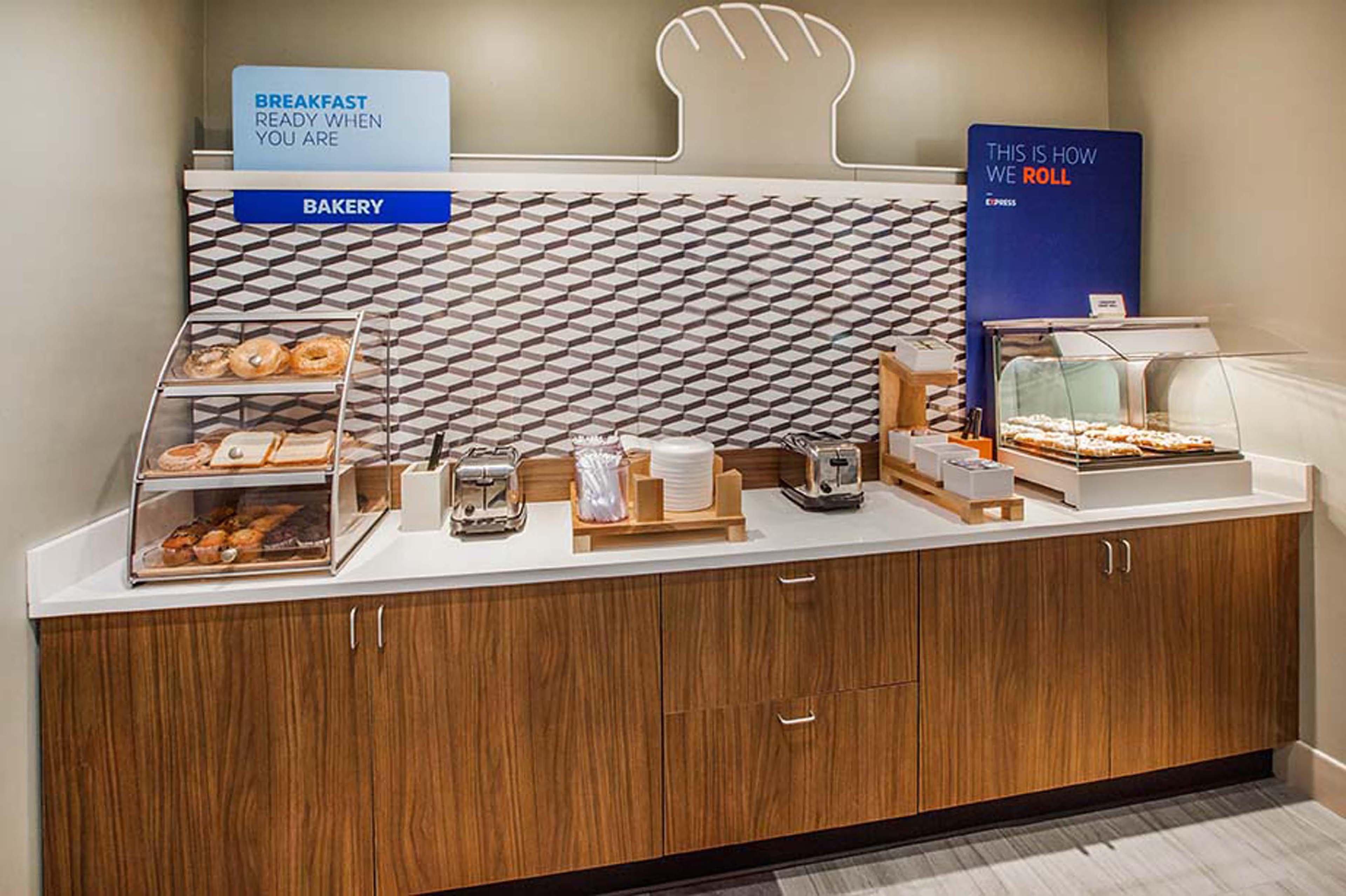 Holiday Inn Express Hotel & Suites Richmond By Ihg Bagian luar foto