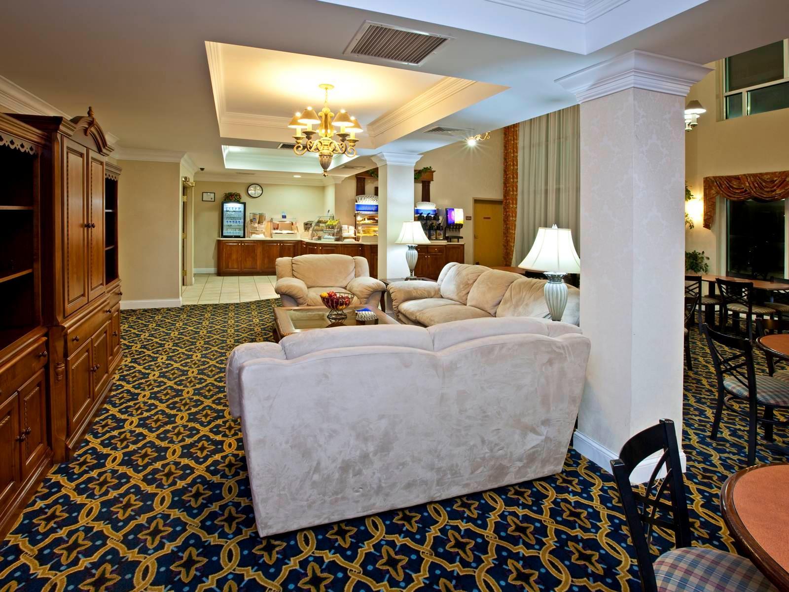 Holiday Inn Express Hotel & Suites Richmond By Ihg Bagian luar foto