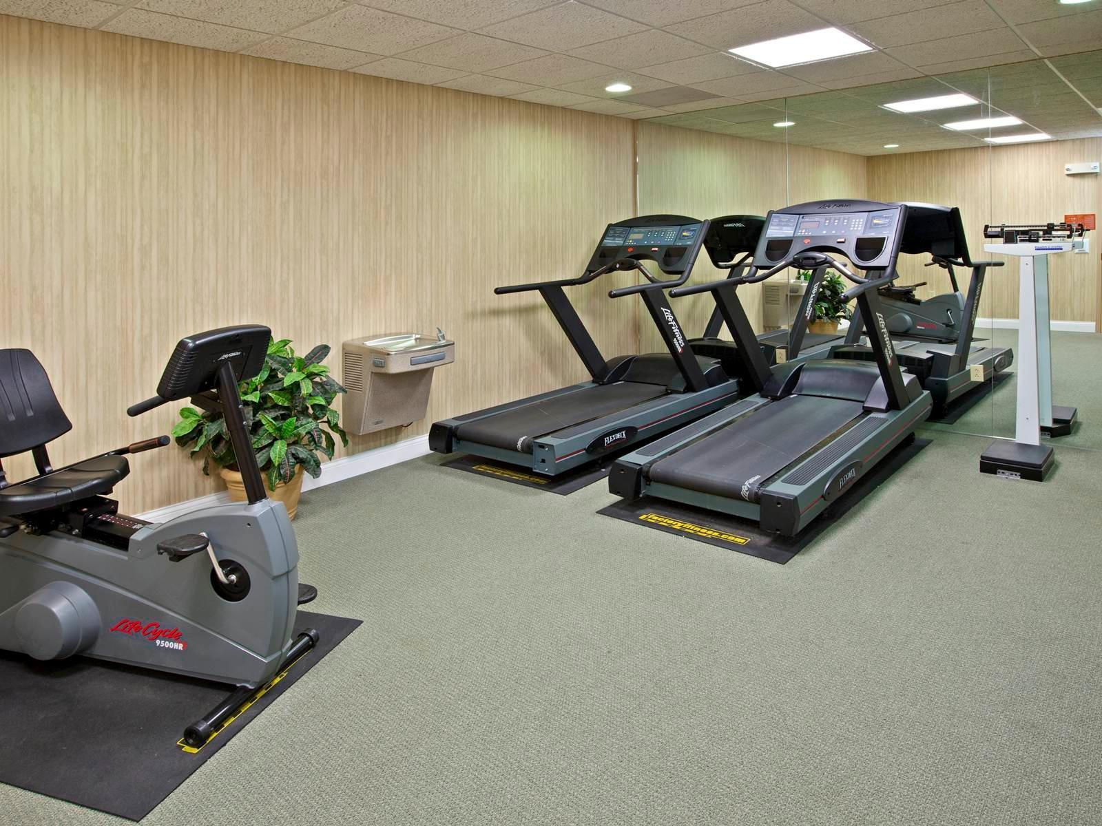 Holiday Inn Express Hotel & Suites Richmond By Ihg Bagian luar foto