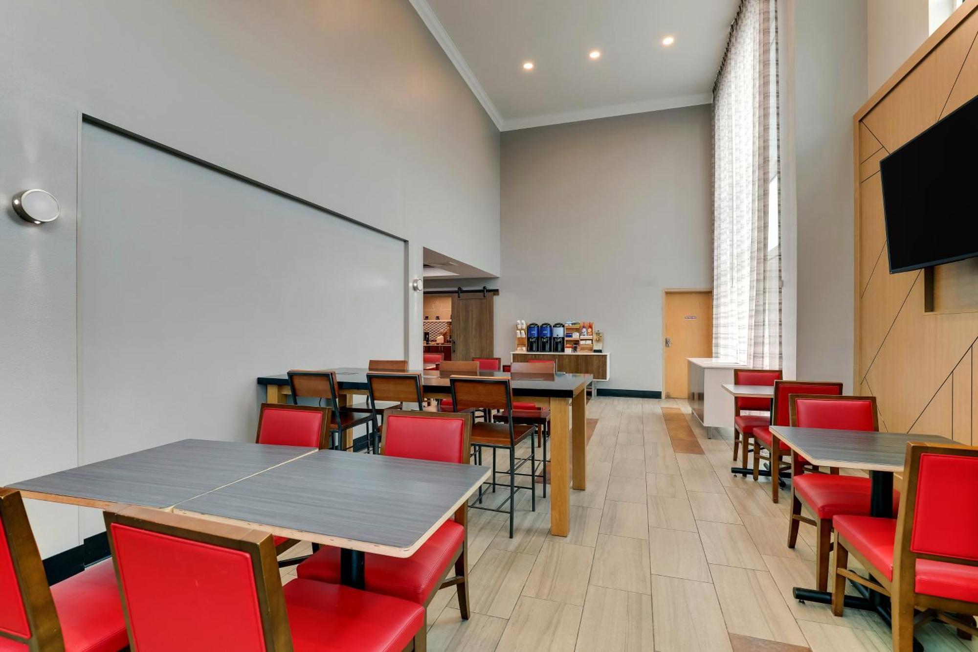 Holiday Inn Express Hotel & Suites Richmond By Ihg Bagian luar foto