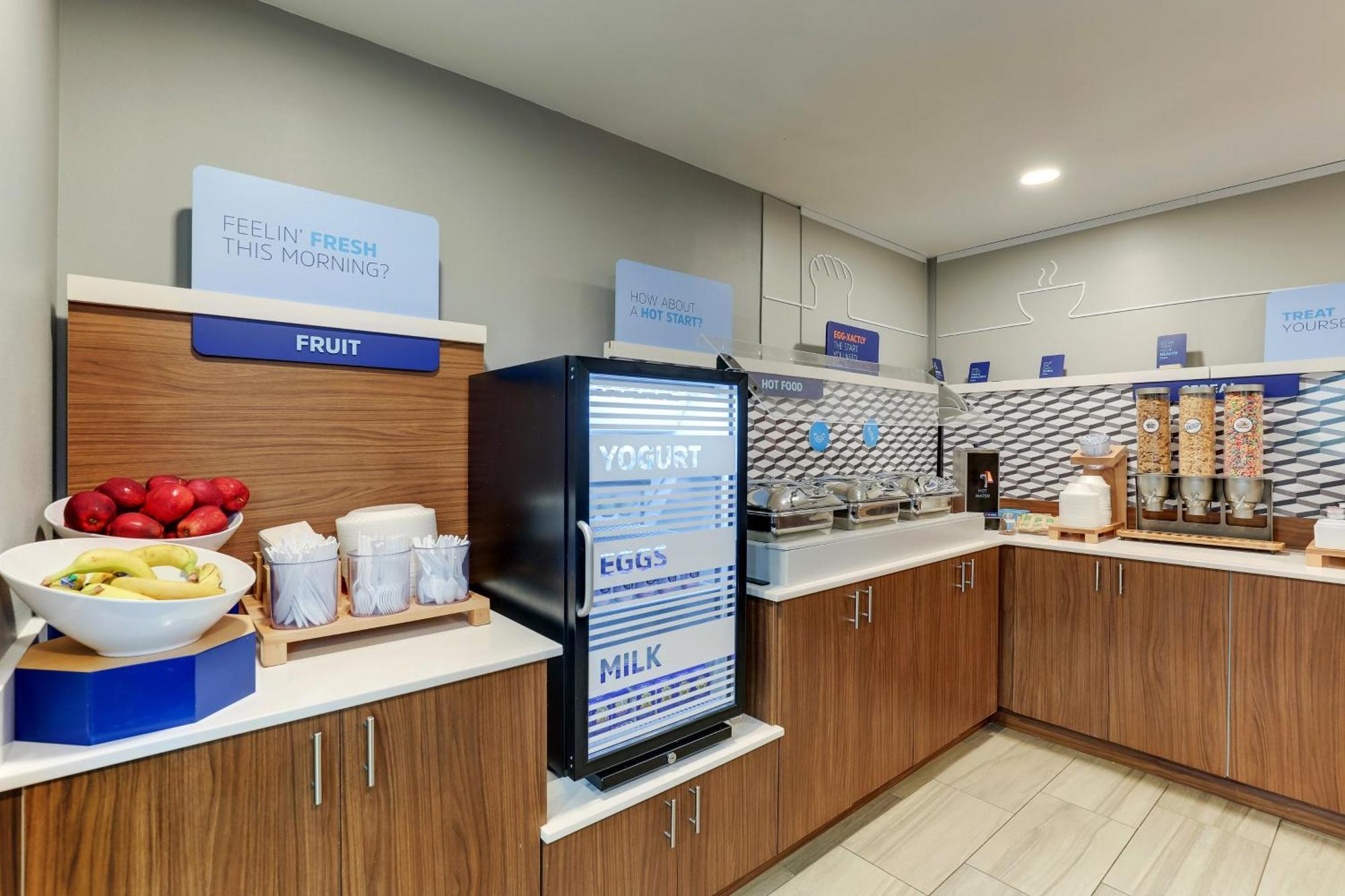Holiday Inn Express Hotel & Suites Richmond By Ihg Bagian luar foto