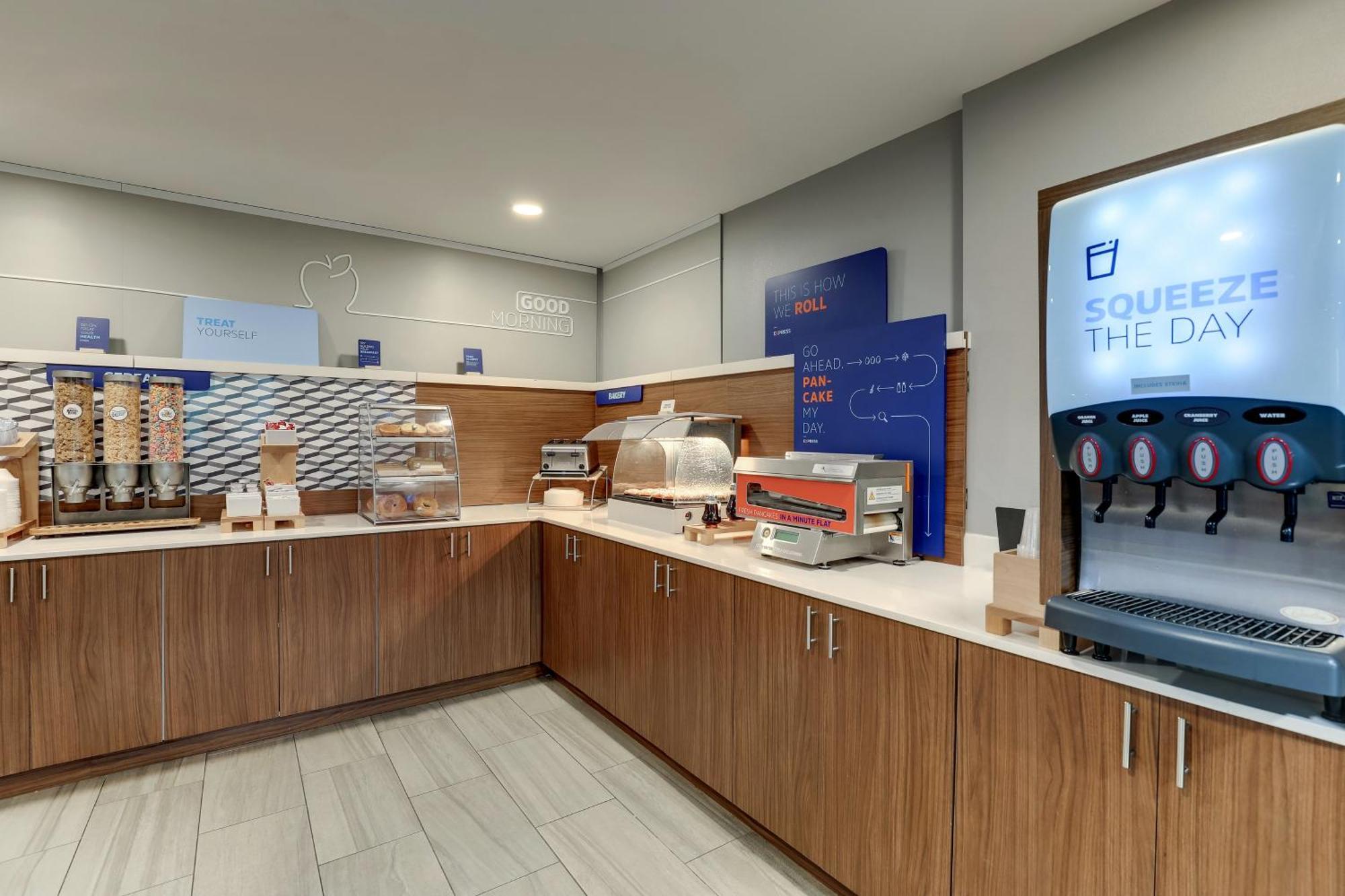 Holiday Inn Express Hotel & Suites Richmond By Ihg Bagian luar foto