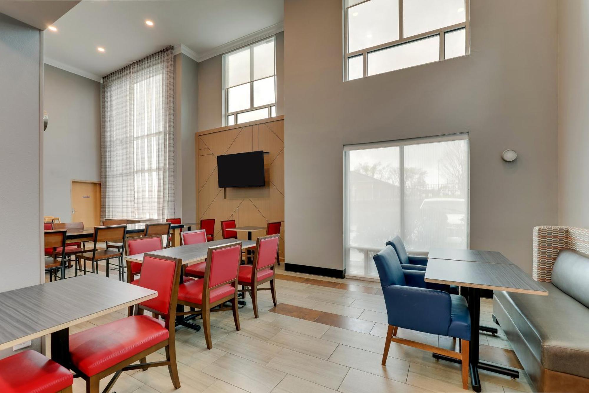 Holiday Inn Express Hotel & Suites Richmond By Ihg Bagian luar foto