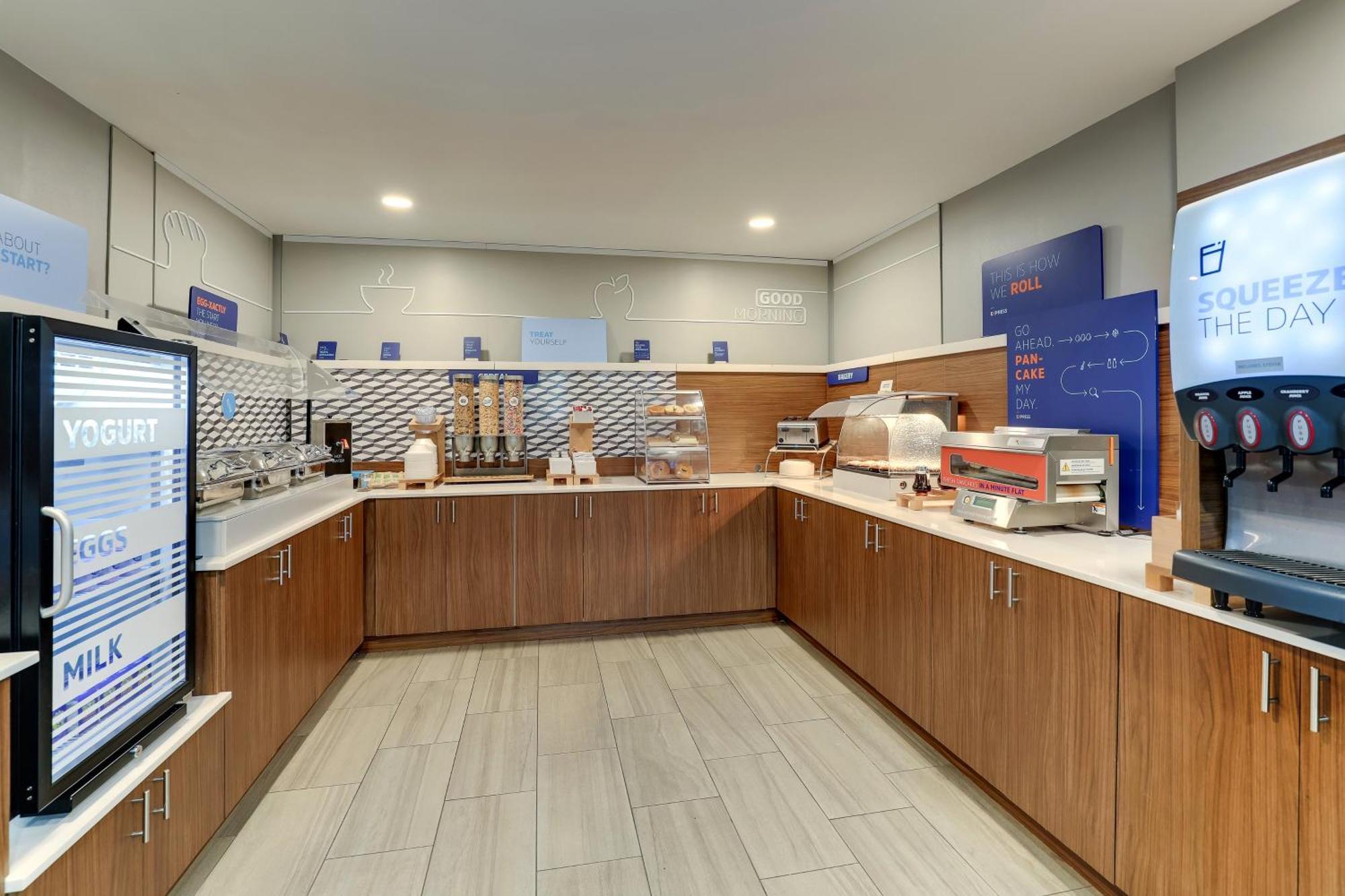 Holiday Inn Express Hotel & Suites Richmond By Ihg Bagian luar foto