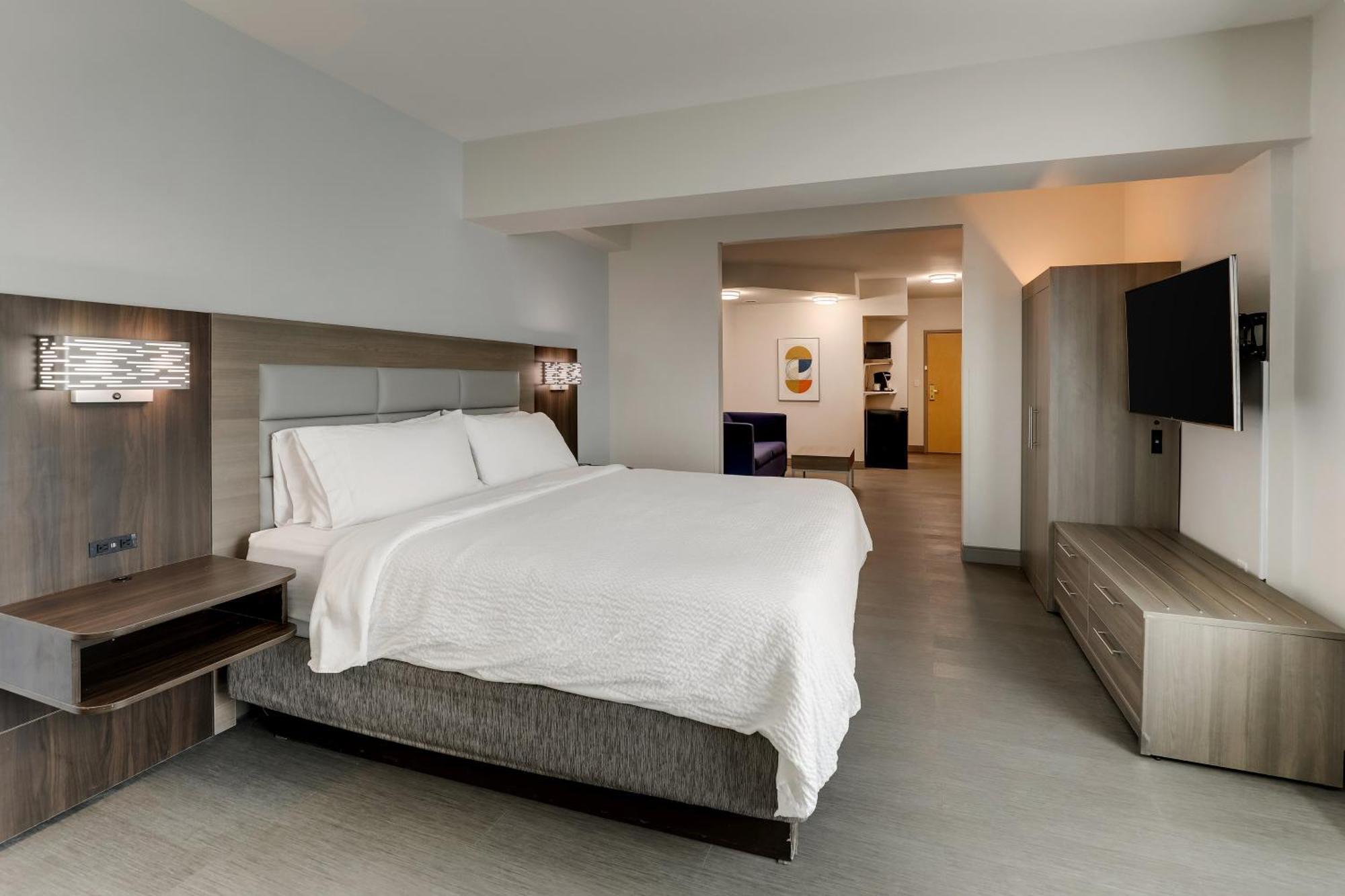 Holiday Inn Express Hotel & Suites Richmond By Ihg Bagian luar foto