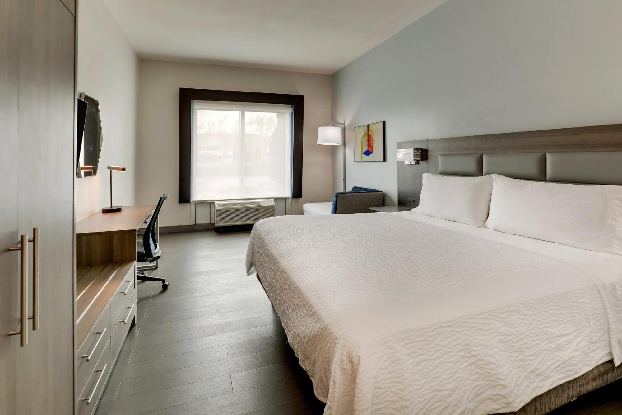 Holiday Inn Express Hotel & Suites Richmond By Ihg Bagian luar foto