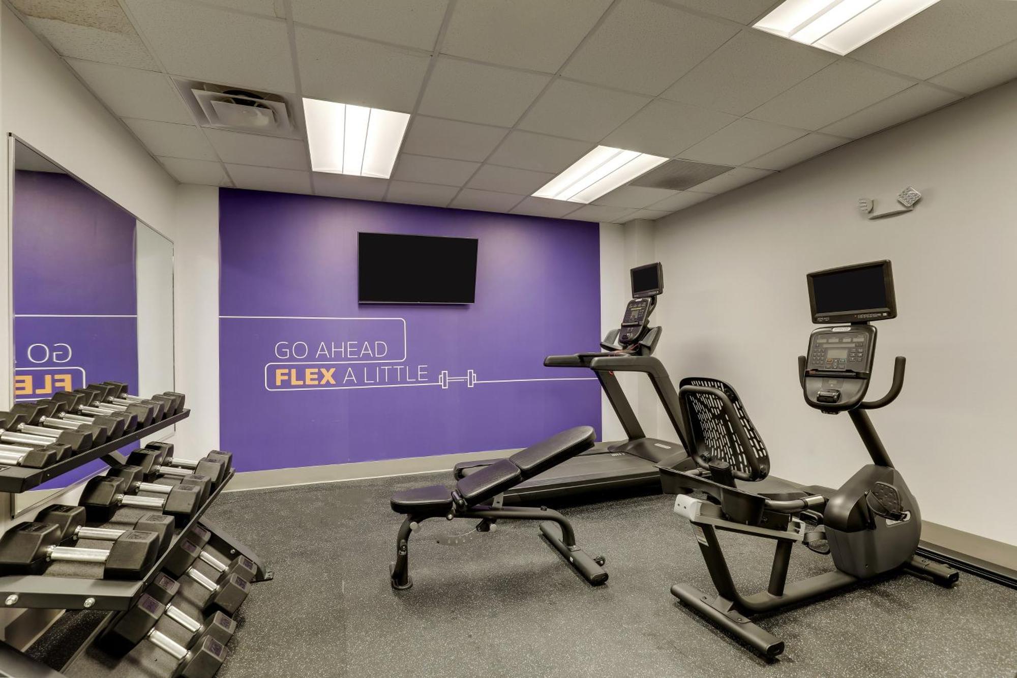 Holiday Inn Express Hotel & Suites Richmond By Ihg Bagian luar foto