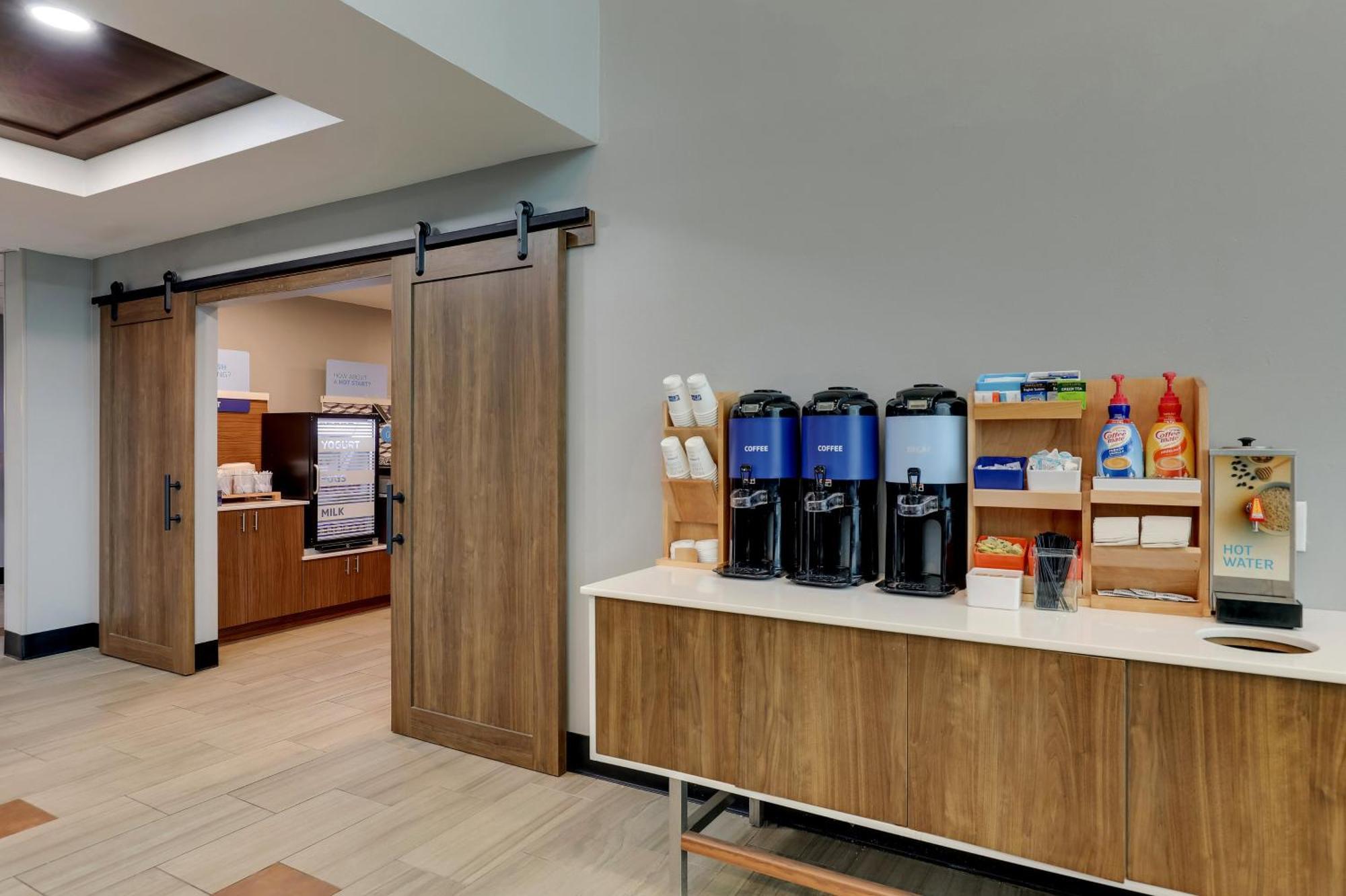 Holiday Inn Express Hotel & Suites Richmond By Ihg Bagian luar foto