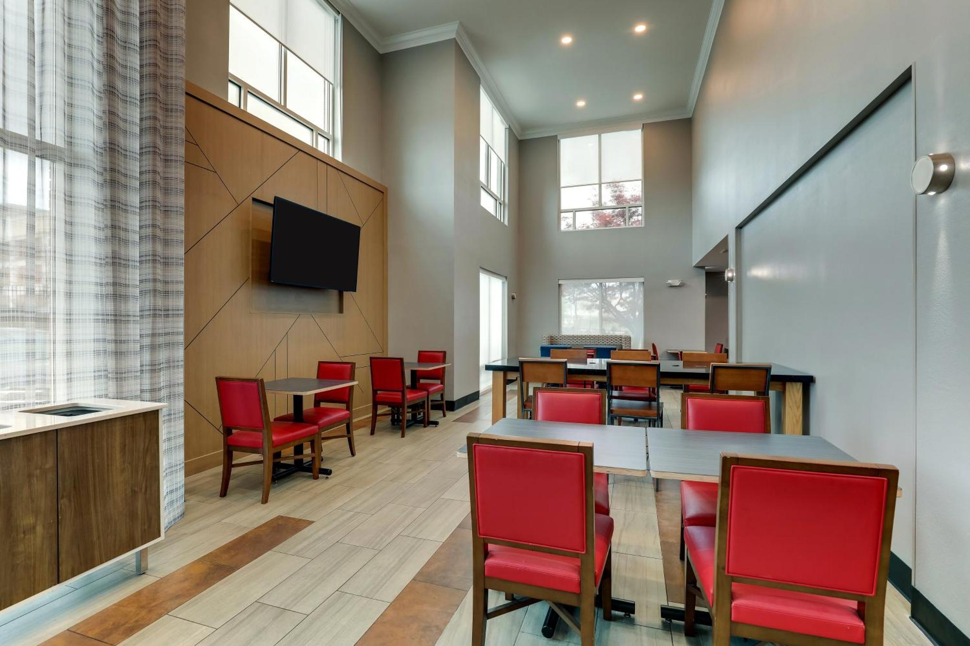 Holiday Inn Express Hotel & Suites Richmond By Ihg Bagian luar foto