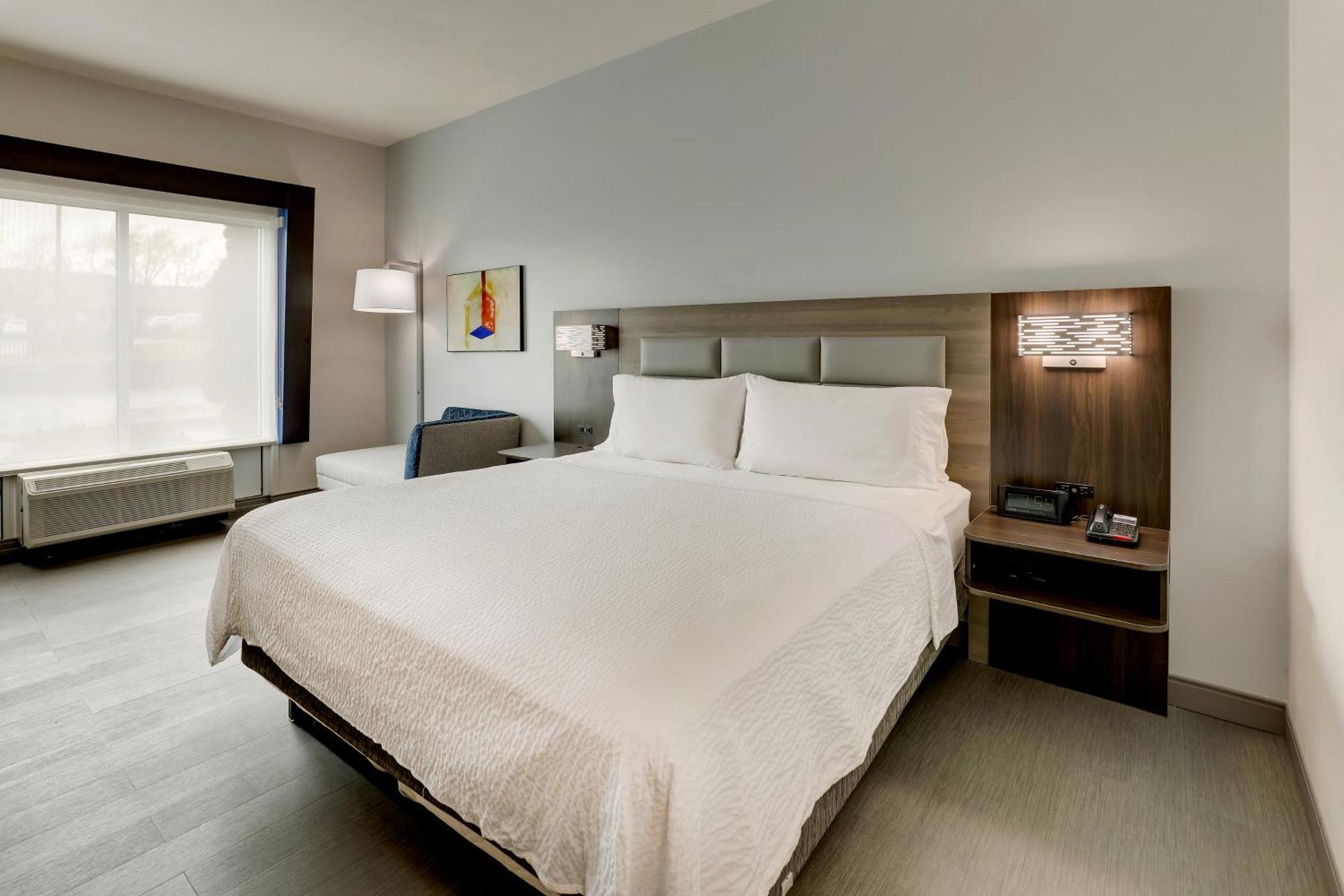 Holiday Inn Express Hotel & Suites Richmond By Ihg Bagian luar foto