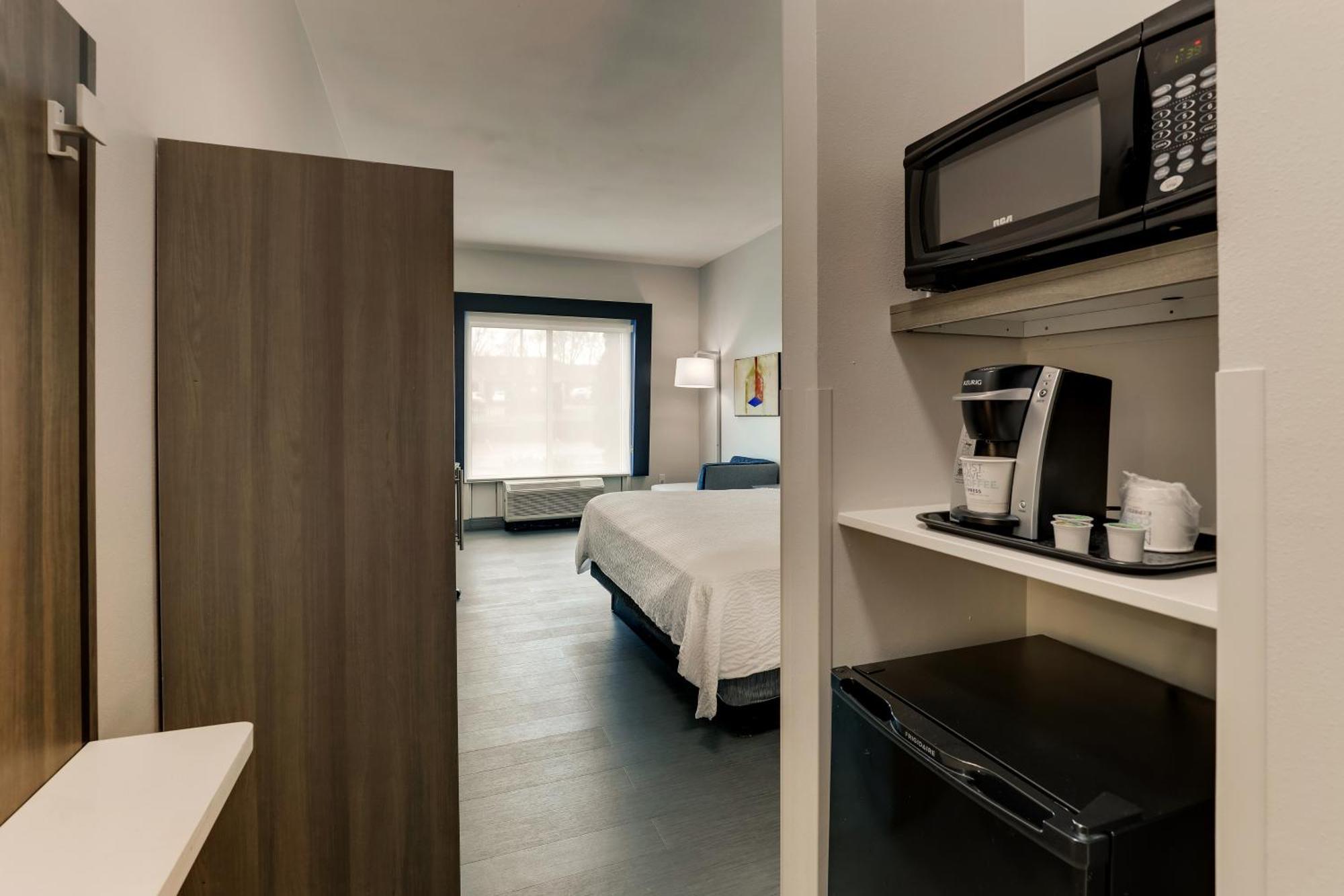 Holiday Inn Express Hotel & Suites Richmond By Ihg Bagian luar foto