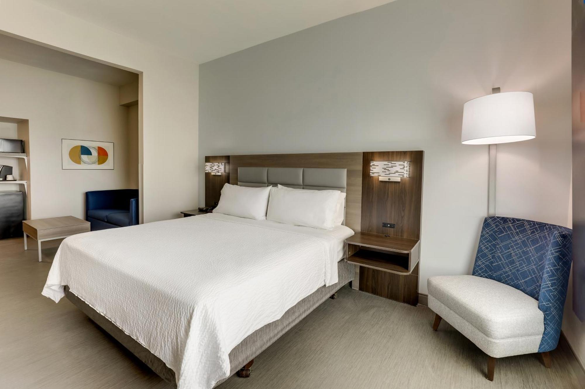 Holiday Inn Express Hotel & Suites Richmond By Ihg Bagian luar foto