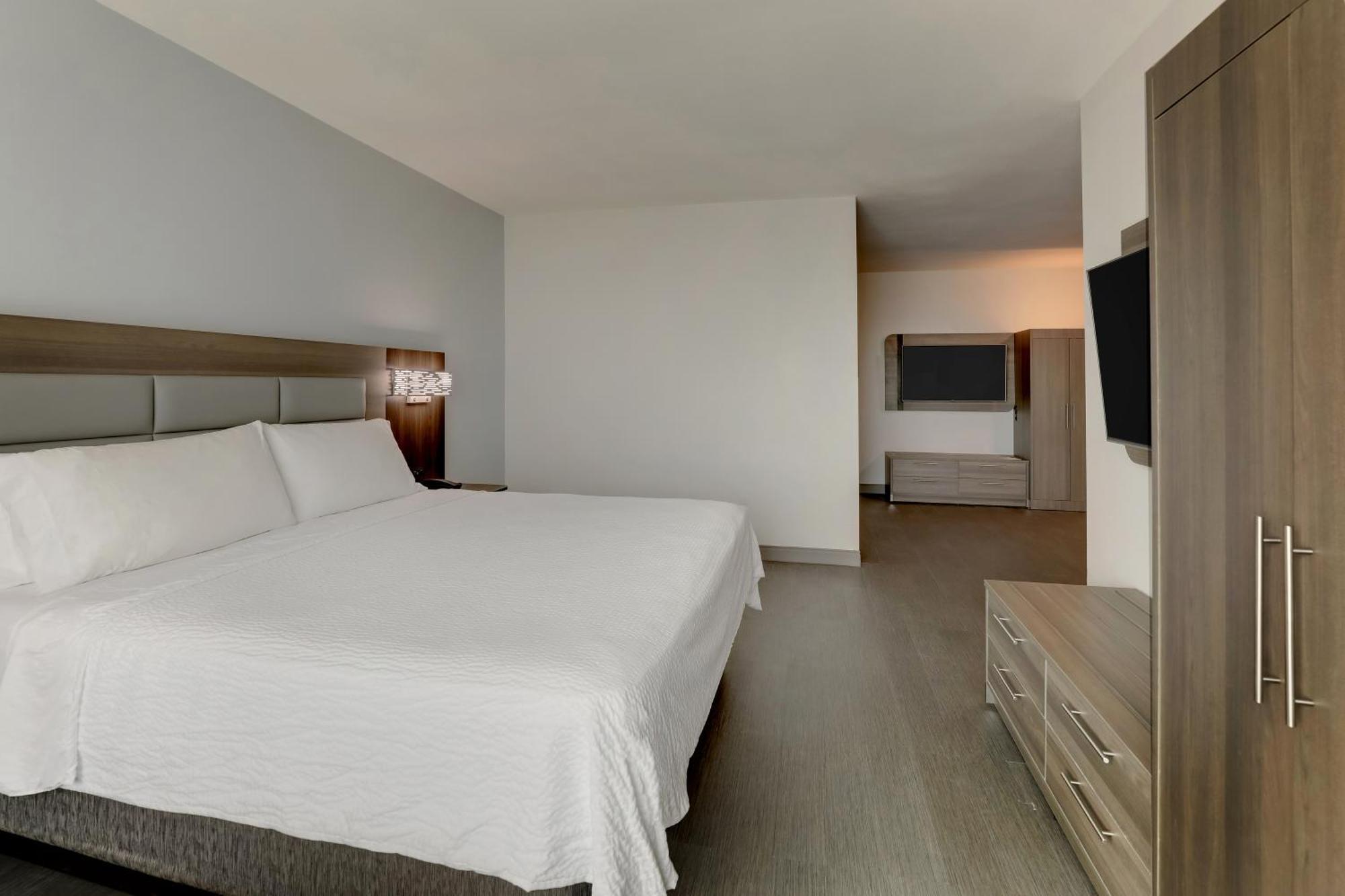 Holiday Inn Express Hotel & Suites Richmond By Ihg Bagian luar foto