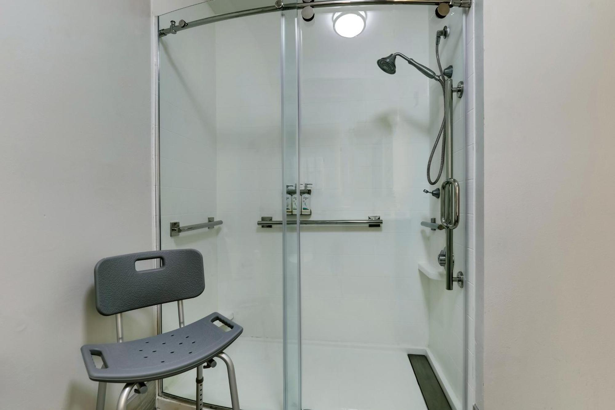 Holiday Inn Express Hotel & Suites Richmond By Ihg Bagian luar foto