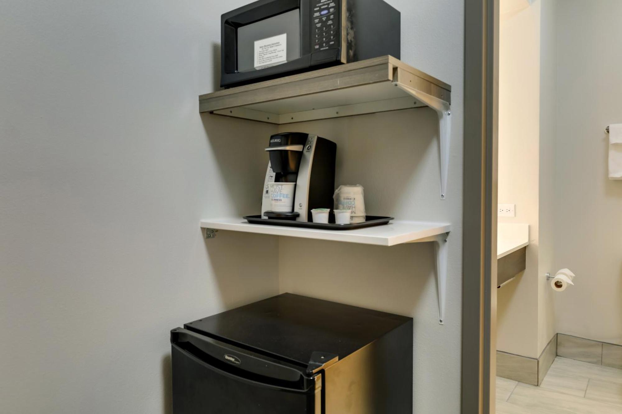 Holiday Inn Express Hotel & Suites Richmond By Ihg Bagian luar foto