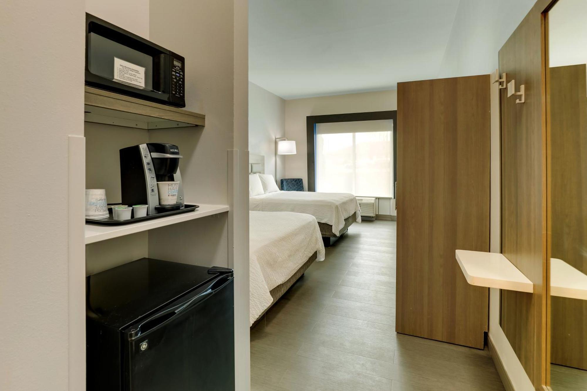 Holiday Inn Express Hotel & Suites Richmond By Ihg Bagian luar foto