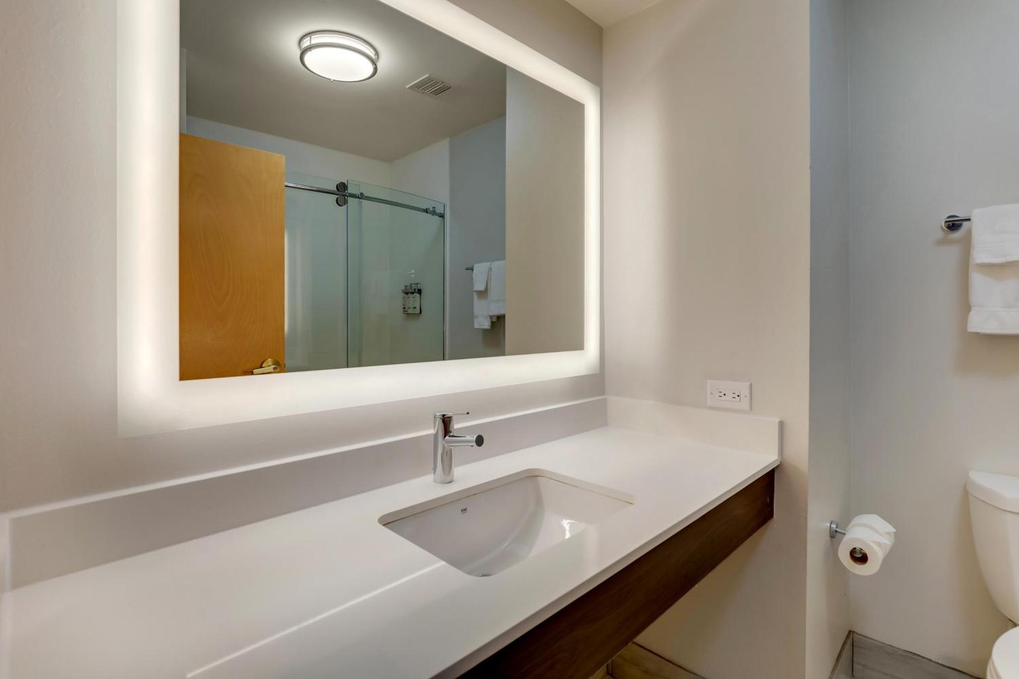 Holiday Inn Express Hotel & Suites Richmond By Ihg Bagian luar foto