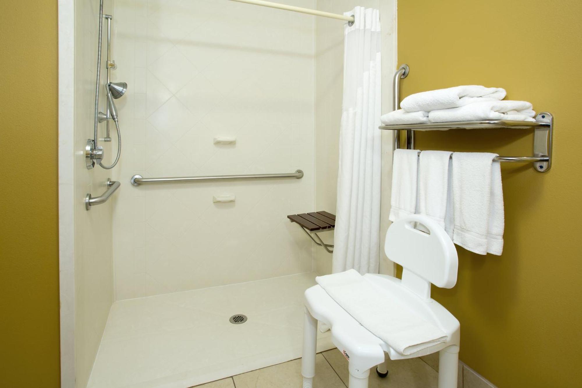 Holiday Inn Express Hotel & Suites Richmond By Ihg Bagian luar foto