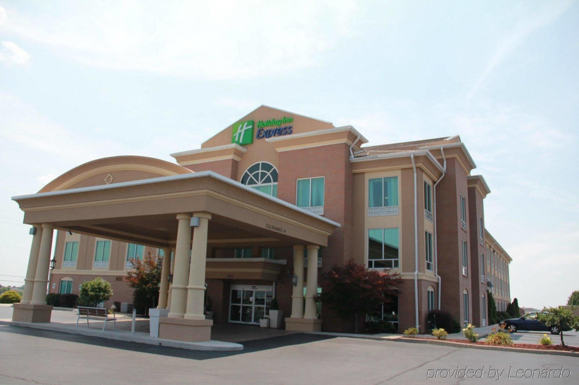 Holiday Inn Express Hotel & Suites Richmond By Ihg Bagian luar foto