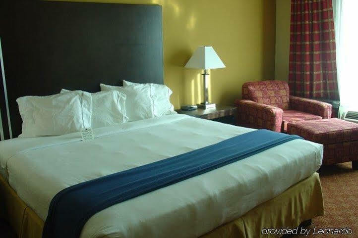 Holiday Inn Express Hotel & Suites Richmond By Ihg Bagian luar foto